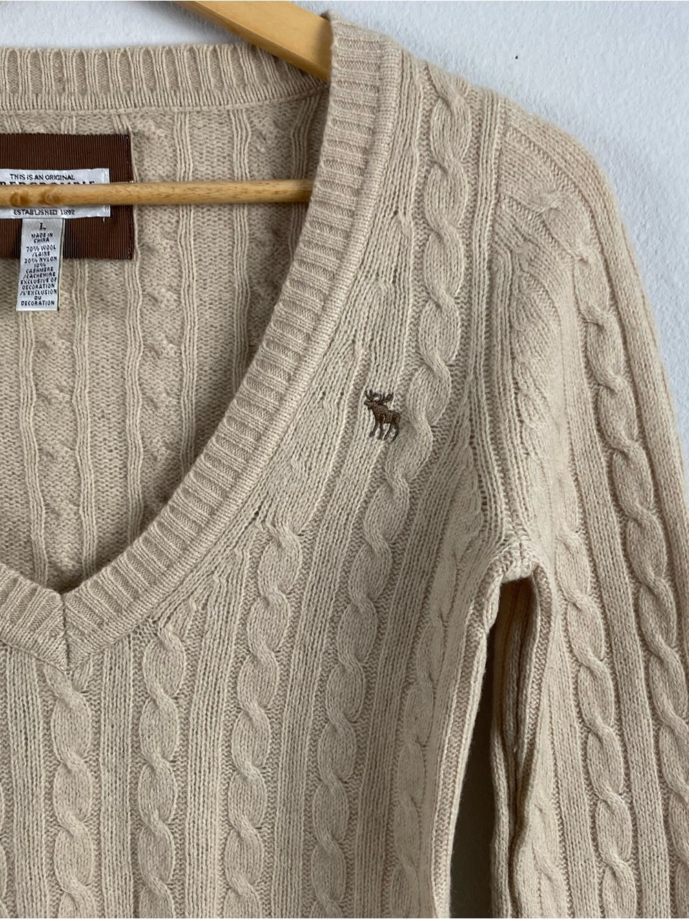 Abercrombie & Fitch Vintage Wool Blend Cable Knit V Neck Long Sleeve Sweater - Picture 8 of 15